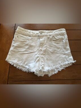 Women’s white shorts size 7